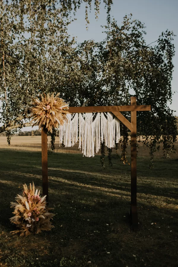 kāzu ceremonija dabā