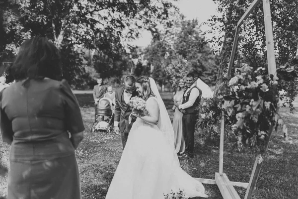 kāzu ceremonija dabā