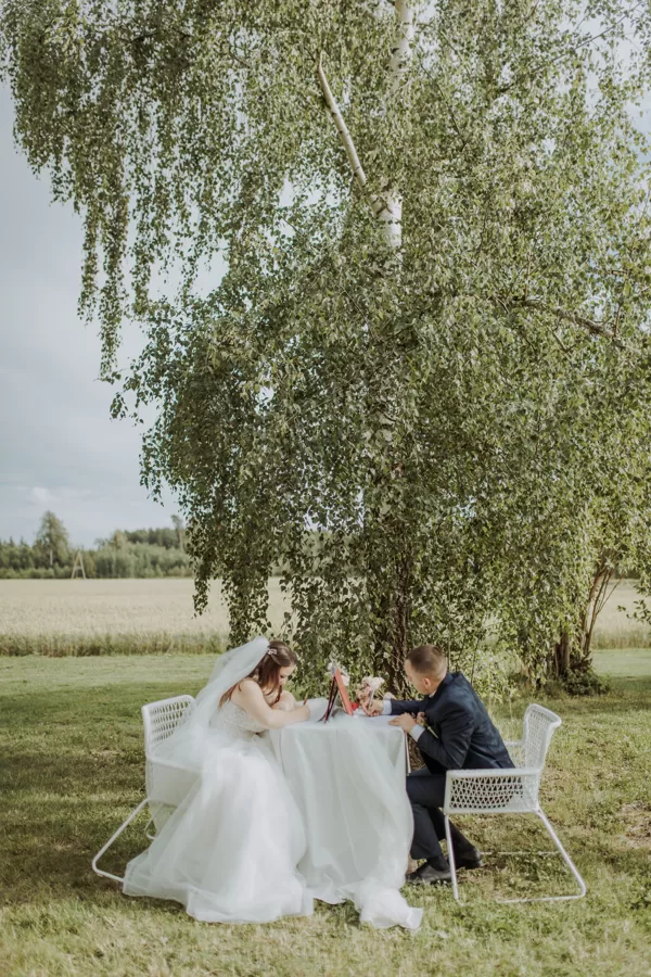 kāzu ceremonija dabā